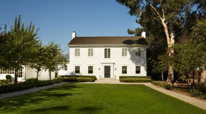 A large lawn in front of a house with House for an Art Lover in the background