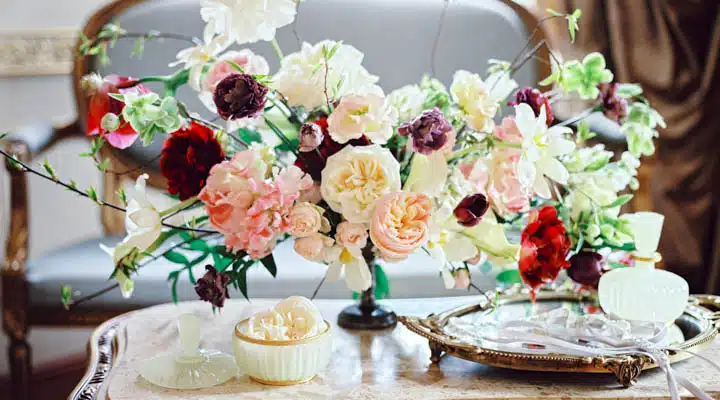 A vase of flowers on a table