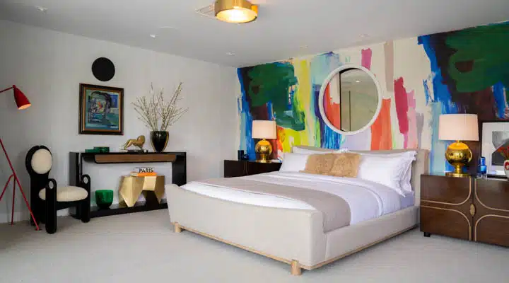 A bedroom with a bed and desk in a room
