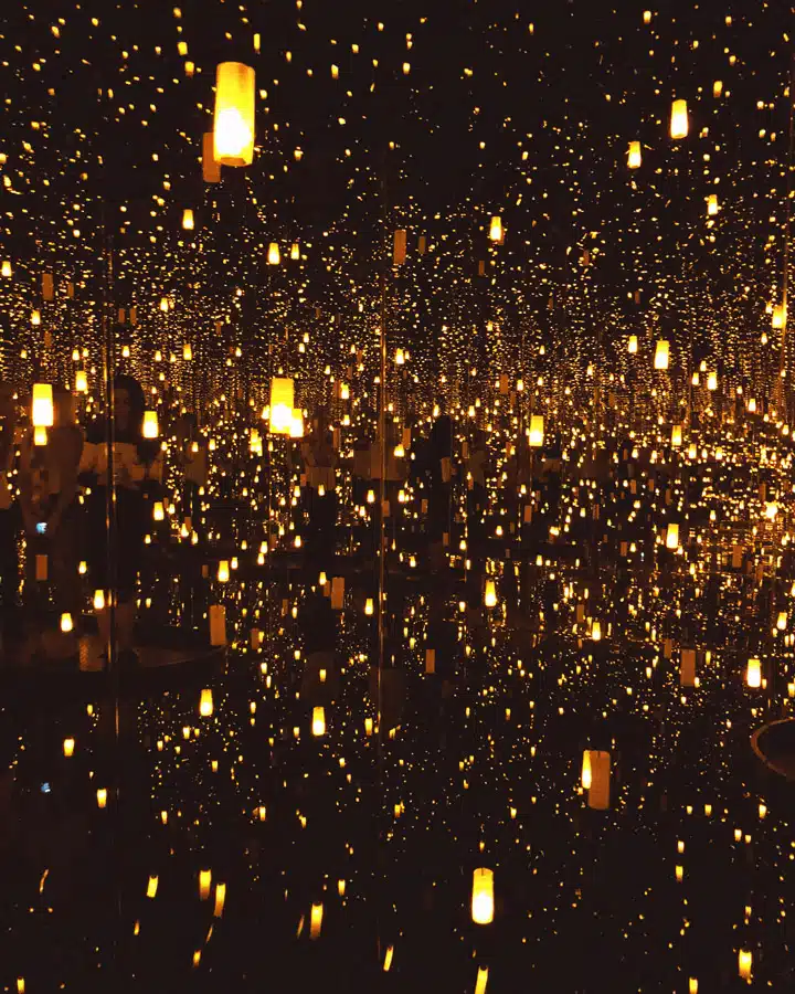 A fountain in the middle of a city at night