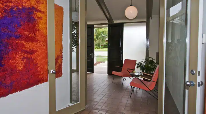A room with a large mirror