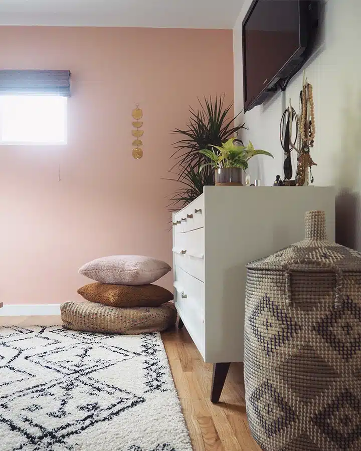 A room filled with furniture and vase on a table