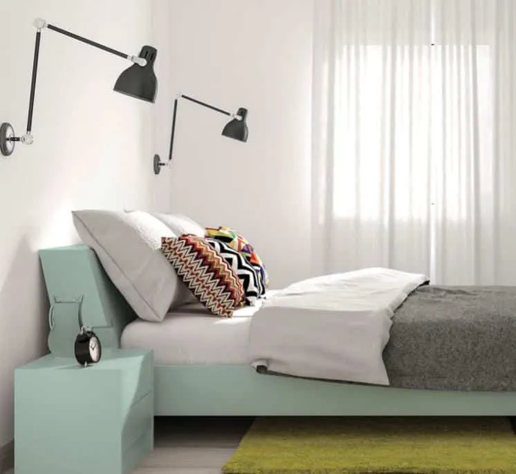 Un dormitorio con cama y escritorio en una habitación