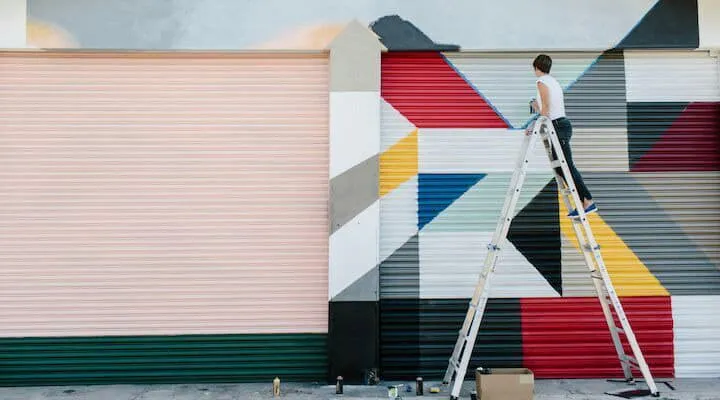 Una persona delante de un edificio