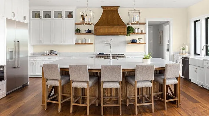 Una cocina con mesa de comedor