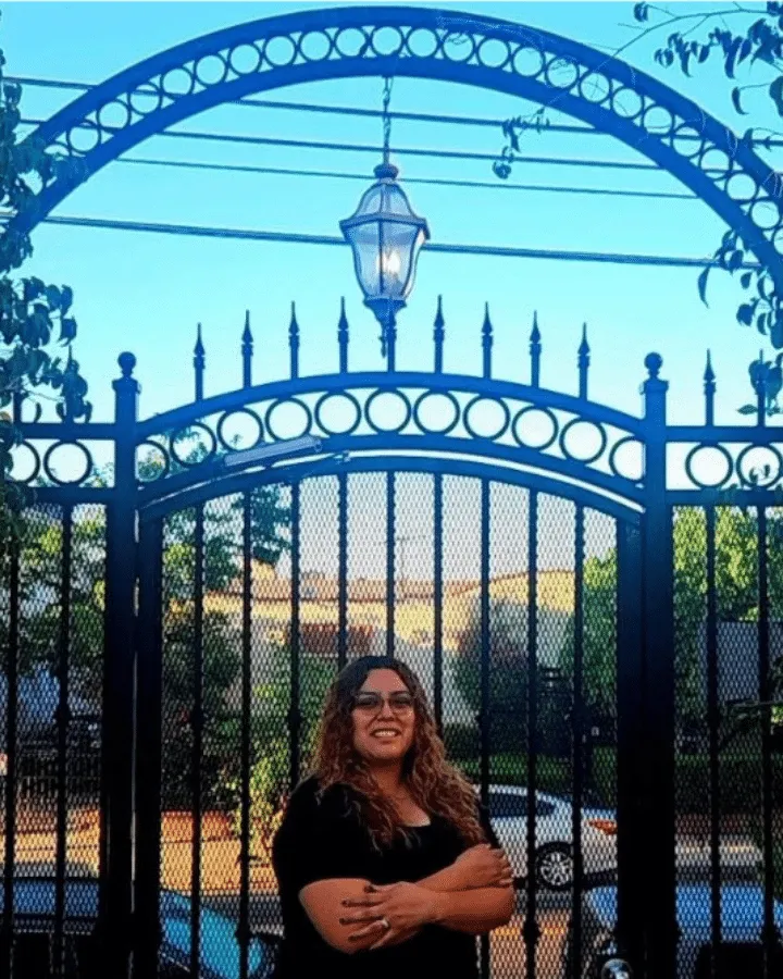 Una mujer frente a un puente