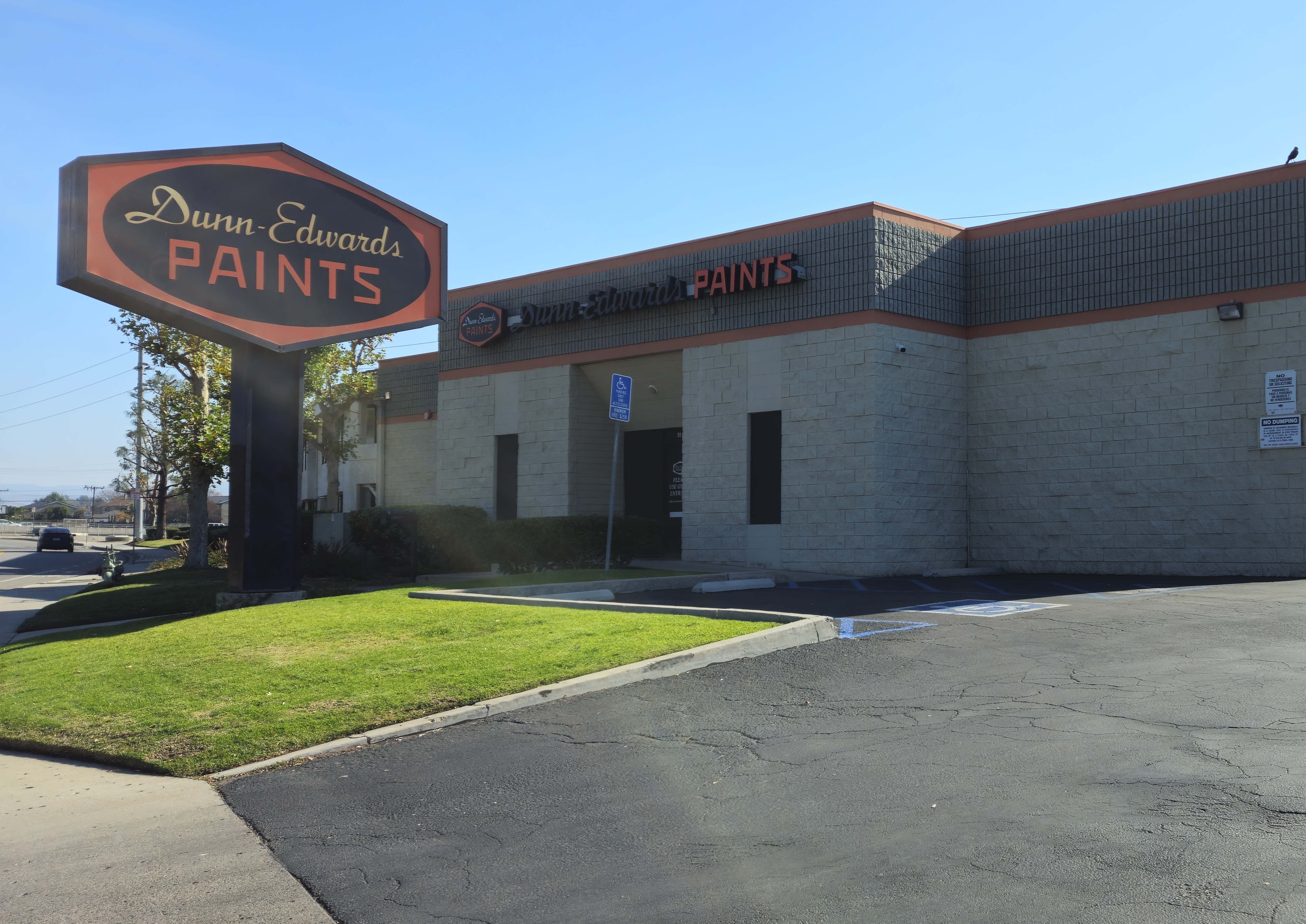 Dunn-Edwards Paint Store in Simi Valley CA 93065