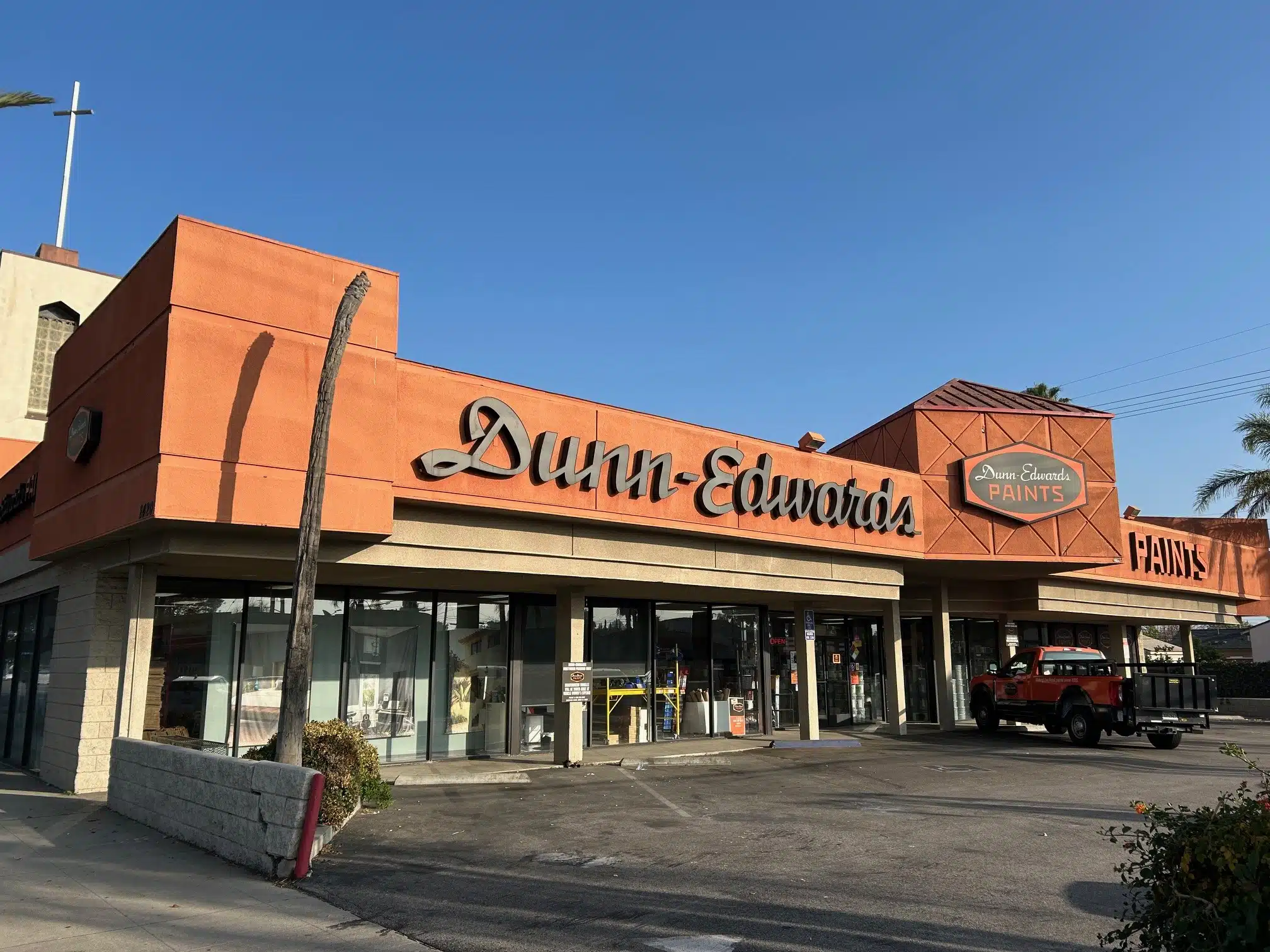 Dunn-Edwards Paint Store in Burbank CA 91506