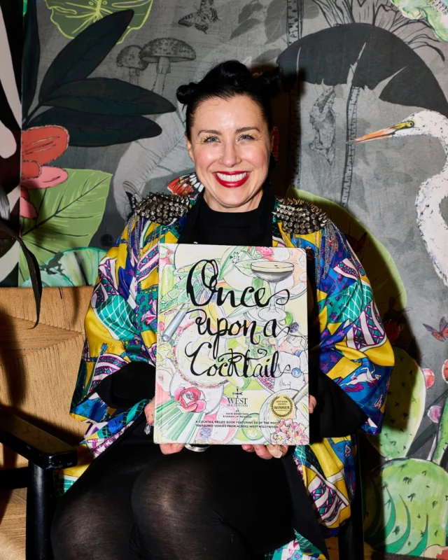 Meet Katie Brightside, Los Angeles-based artist, whose latest works create a space to escape. Her secret weapon? Dunn-Edwards 2026 Color of the Year, Midnight Garden (DE5657).

Used in her tropical courtyard mural and vibrant WestEdge vignette, Midnight Garden embodies the quiet elegance of nature and the confidence of a statement shade. Paired with 27 other hues like Gypsum Rose (DET452) and Apple Cinnamon (DEBN46), her palette is layered, lush, and full of life.

Discover how Katie brought these spaces—and Midnight Garden—to life in our latest specs+spaces® design blog.

ES:
Presentamos a Katie Brightside, una artista establecida en Los Ángeles, cuyas últimas obras crean un espacio para el escapismo. ¿Su arma secreta? El color del año 2026 de Dunn-Edwards: Midnight Garden (DE5657).

Plasmado en su mural tropical para patio y su vivaz viñeta de WestEdge, Midnight Garden encarna la tranquila elegancia de la naturaleza y la audacia de un tono llamativo. Su paleta, combinada con otros 27 tonos, como Gypsum Rose y Apple Cinnamon, es multidimensional, exuberante y llena de vida.

Descubra cómo Katie dio vida a estos espacios —y a Midnight Garden— en la más reciente publicación en nuestro blog de diseño specs+spaces®.

📸: @bosskie